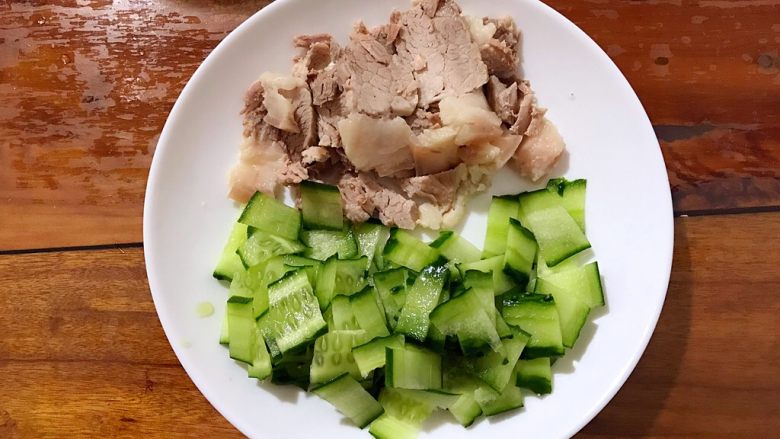 步步高升~蒜泥白肉青瓜卷,剩下这些,偷懒不想卷了,就这么一片白肉几片青瓜沾着碗汁吃吧