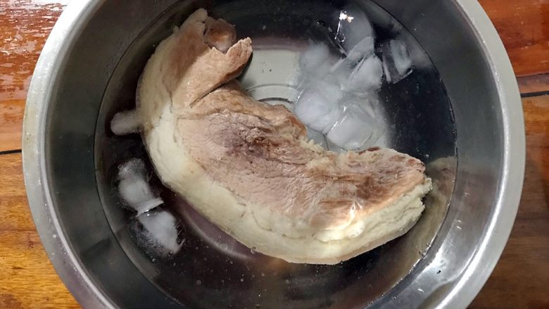 步步高升~蒜泥白肉青瓜卷,将肉放进冰水里冷却