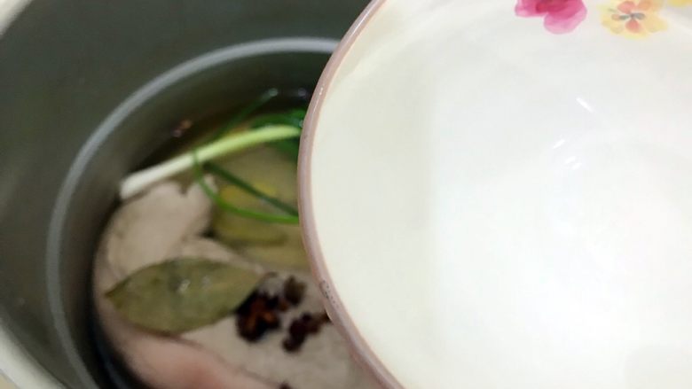 步步高升~蒜泥白肉青瓜卷,再加适量清水