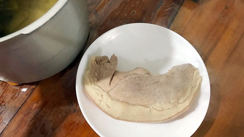 步步高升~蒜泥白肉青瓜卷,取出白肉