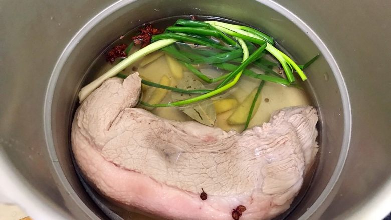 步步高升~蒜泥白肉青瓜卷,放入白肉