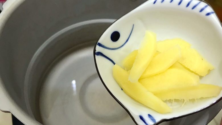 步步高升~蒜泥白肉青瓜卷,放入姜片
