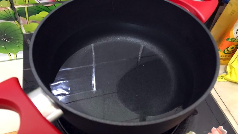 步步高升~蒜泥白肉青瓜卷,取一口小锅,入适量清水煮开