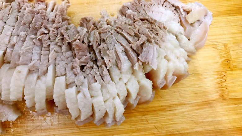 步步高升~蒜泥白肉青瓜卷,冷却好的猪肉如图所示,切成片