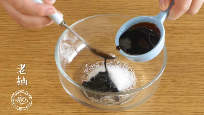 电饭煲烧鸡12m+,开始调酱汁:依次放入盐、白砂糖、老抽、料酒、耗油、胡椒粉~