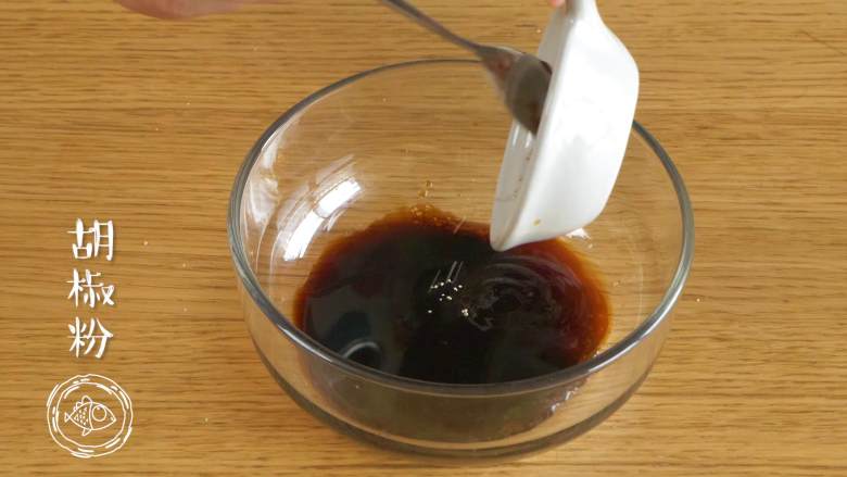 电饭煲烧鸡12m+,开始调酱汁:依次放入盐、白砂糖、老抽、料酒、耗油、胡椒粉~