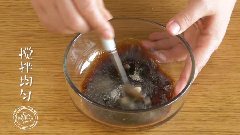 电饭煲烧鸡12m+,开始调酱汁:依次放入盐、白砂糖、老抽、料酒、耗油、胡椒粉~