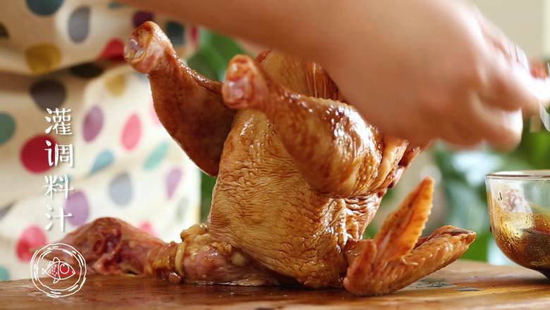 电饭煲烧鸡12m+,在鸡的肚子里灌调料汁,使内外入味均匀~
