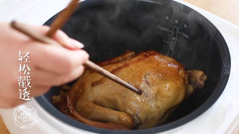 电饭煲烧鸡12m+,接着再煮20分钟，开锅观察情况~
等筷子能轻松戳透就可以出锅啦~出锅啦！和外面卖的很像吧，但绝对比买来的更好吃哦~