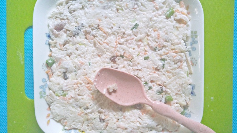 白玉糕,把材料倒入盘里,用勺子弄平