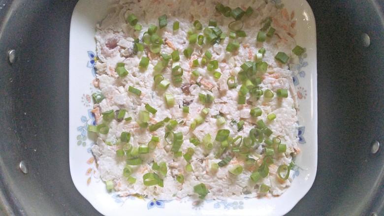 白玉糕,洒上葱花,上锅蒸20分钟