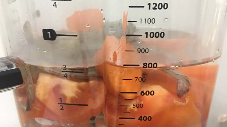 鲜虾胡萝卜茄汁浓汤——破壁机之高钙养生汤,加入适量温水