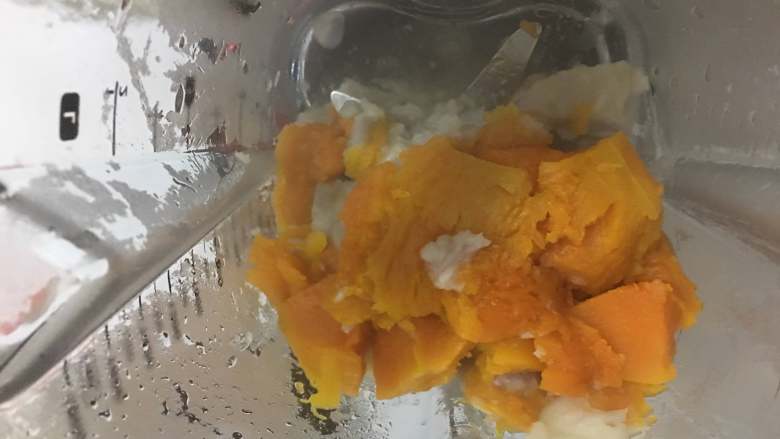 芋香黄金糯米糍——破壁机年味甜品,将南瓜和芋头放入汉美驰破壁机,打成泥!