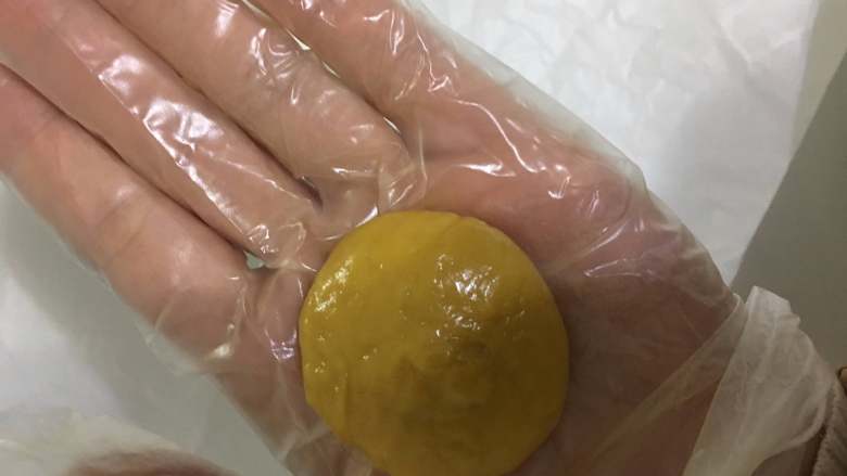 芋香黄金糯米糍——破壁机年味甜品,取一小团面团放手里搓圆,轻轻按压一下