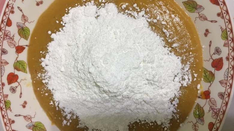 芋香黄金糯米糍——破壁机年味甜品,取200克南瓜芋泥,加入150克熟糯米粉和30克<a style='color:red;display:inline-block;' href='/shicai/ 3729'>白糖</a>,搅拌均匀!由于南瓜的水分不同,可以适当增减熟糯米粉!如果没有熟糯米粉,必须先将糯米粉炒熟!