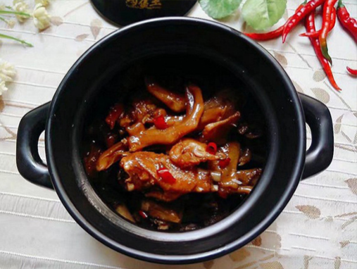红烧鸭掌翅,焖20分钟,加耗油和少许<a style='color:red;display:inline-block;' href='/shicai/ 717'>味精</a>搅拌均匀即可。