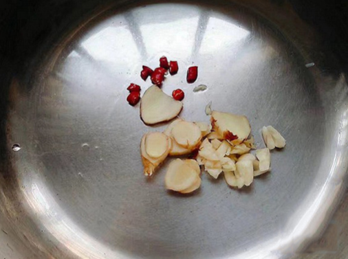 红烧鸭掌翅,热锅凉油,下姜、蒜、辣椒,爆香。