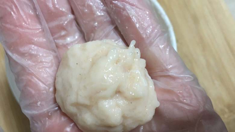 珍珠鸡肉丸子——破壁机轻食年菜,取少许鸡肉泥揉成一团