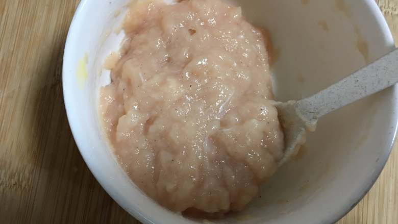 珍珠鸡肉丸子——破壁机轻食年菜,顺时针搅打至上劲,静止30分钟