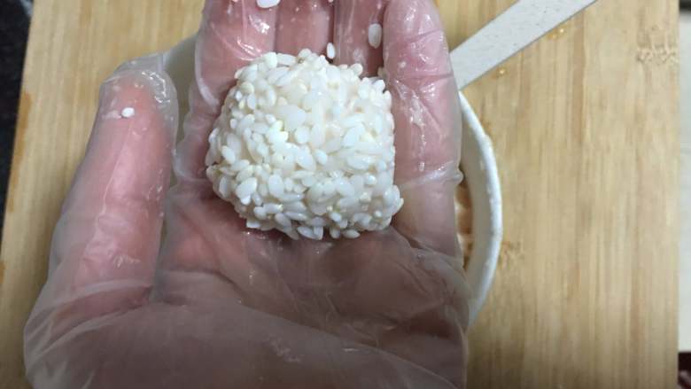 珍珠鸡肉丸子——破壁机轻食年菜,将鸡肉丸子裹上一层事先浸泡过的糯米