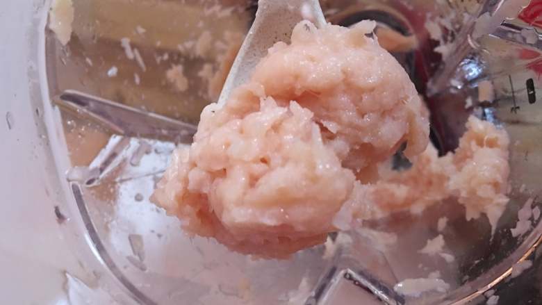 珍珠鸡肉丸子——破壁机轻食年菜,打开杯盖可以看到鸡肉泥非常细腻