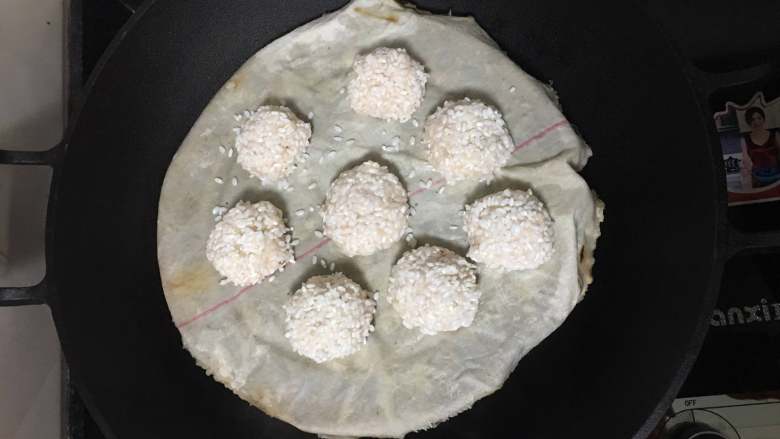 珍珠鸡肉丸子——破壁机轻食年菜,摆上正盘,开水入锅,大火蒸15-20分钟即可。营养美味还健康的轻食年菜——珍珠鸡肉丸子,可以开吃开吃了。