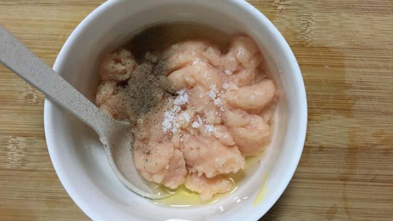 珍珠鸡肉丸子——破壁机轻食年菜,取出鸡肉泥放到<a style='color:red;display:inline-block;' href='/shicai/ 17'>蛋清</a>里,加少许盐和黑胡椒。