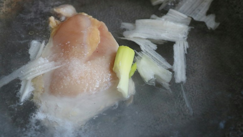 咖喱饭饼卷,锅内烧水,将鸡胸放入,加入葱段和半勺盐小火煮熟