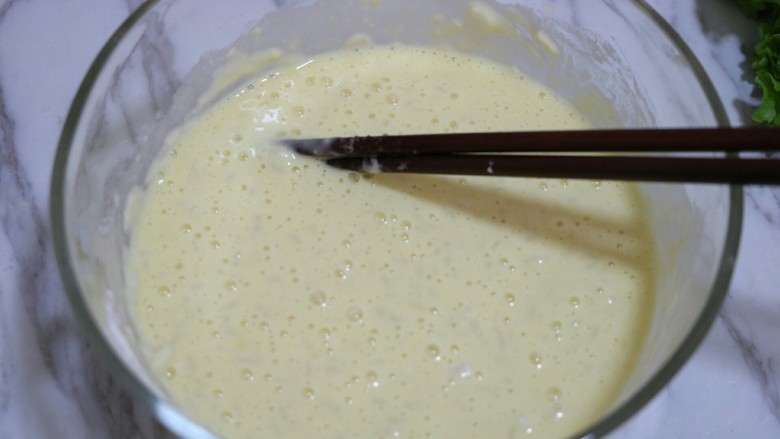 咖喱饭饼卷,加入清水,和半勺盐,搅成米饭面糊~