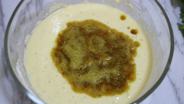 咖喱饭饼卷,待微凉后,将炒融化的咖喱放入米饭面糊中~
