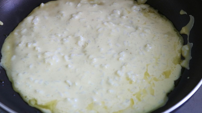 咖喱饭饼卷,将其摊平,小火煎至定型后翻面煎熟即可出锅备用~