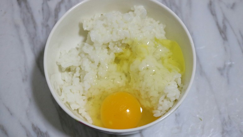 咖喱饭饼卷,将另一枚鸡蛋磕入剩下的二分之一的米饭中,拌匀~