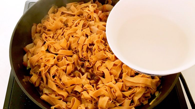 10分钟快手菜 红烧豆丝,加入水淀粉烧开
