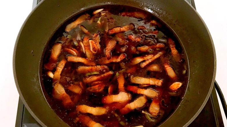 10分钟快手菜 红烧豆丝,加入开水,水开后烧5分钟