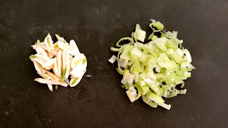 10分钟快手菜 红烧豆丝,蒜瓣切成片,切葱花