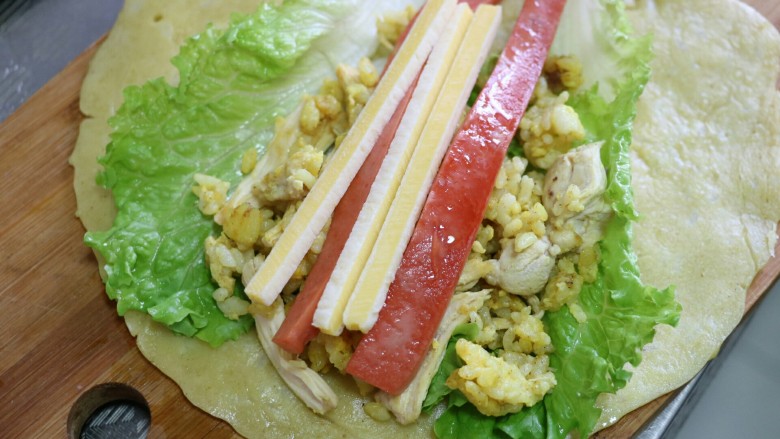 咖喱饭饼卷,将<a style='color:red;display:inline-block;' href='/shicai/ 121'>生菜</a>,咖喱炒饭,火腿和即食芝士条依次放入饭饼中,并且卷起即可~