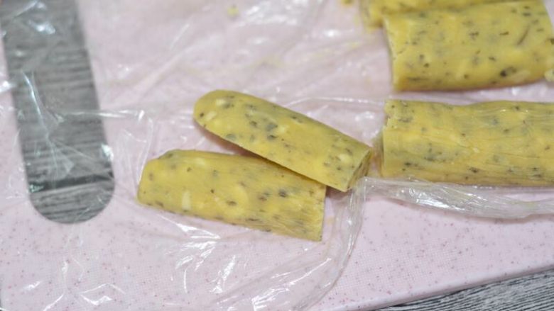 意式罗勒叶芝士饼干,切成4cm长,对半切开