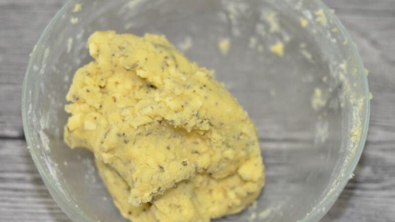意式罗勒叶芝士饼干,用手抓捏均匀,成团
