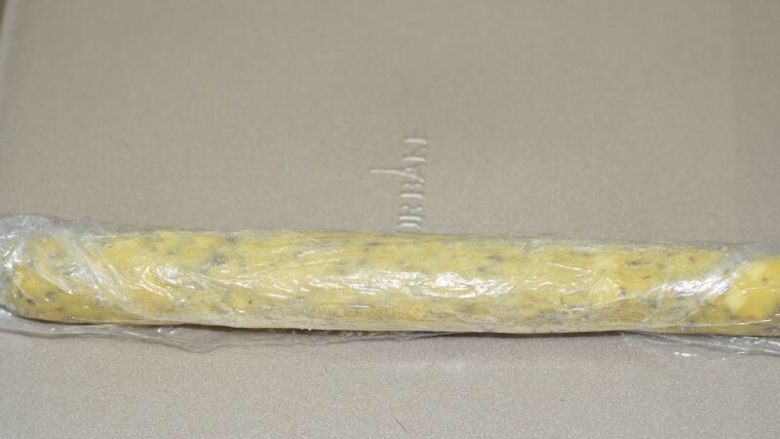 意式罗勒叶芝士饼干,整成圆柱图,进冰箱冷冻1小时