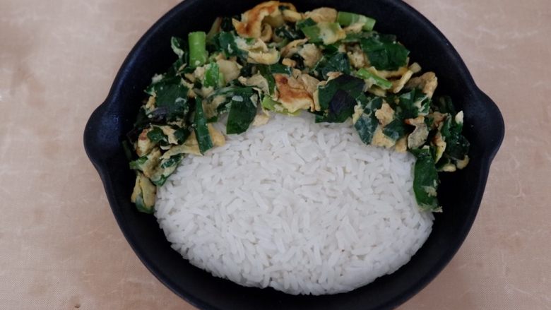 卡通早餐—韭菜鸡蛋娃娃饭,把韭菜鸡蛋挑起一些,挡住米饭的边缘