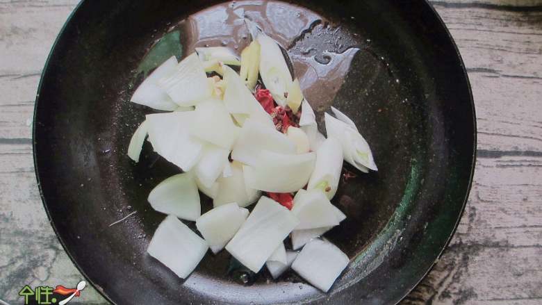 麻辣素干锅,油热后下入香料翻炒出香味