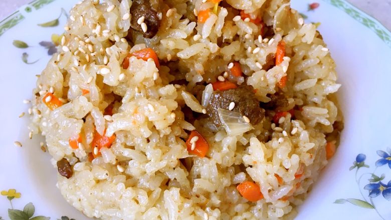 羊肉手抓饭,盛出米饭,撒适量白<a style='color:red;display:inline-block;' href='/shicai/ 666'>芝麻</a>即可