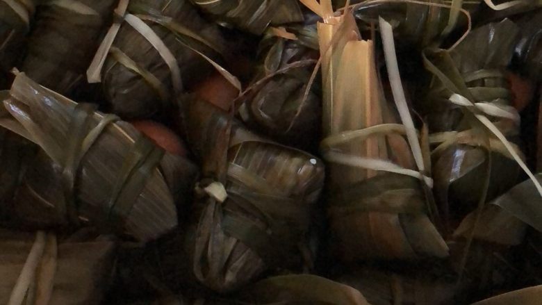 红枣粽子,锅内铺一层叶子 防止有漏米的粘锅 依次摆上粽子。中间可以摆上几个鸡蛋 可以开火煮粽子了