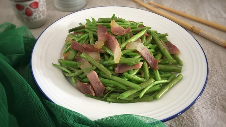 芦蒿炒咸肉,美味就完成啦！
大家喜欢我的菜谱记得点赞和收藏哦！欢迎评论留下您的宝贵意见！
谢谢啦！
