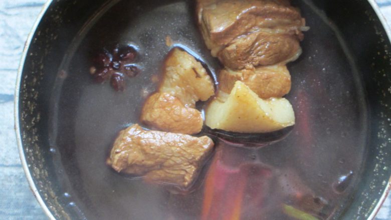 荷叶馍夹肉,大火烧开,转小火焖煮1小时,浸泡一会