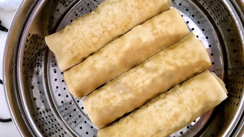 东北风味 蒸千子,把豆卷放入蒸锅,大火烧开后小火蒸制20分钟,千子蒸熟了