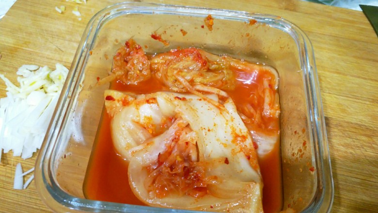 辣白菜五花肉,<a style='color:red;display:inline-block;' href='/shicai/ 2863'>辣白菜</a>从冰箱里拿出来放一放。