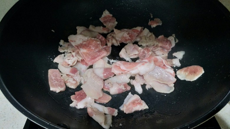 辣白菜五花肉,热油,下锅先炒肉。