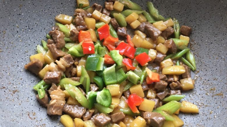 黑椒牛肉粒,最后撒上红椒青椒,撒上盐、黑胡椒翻炒