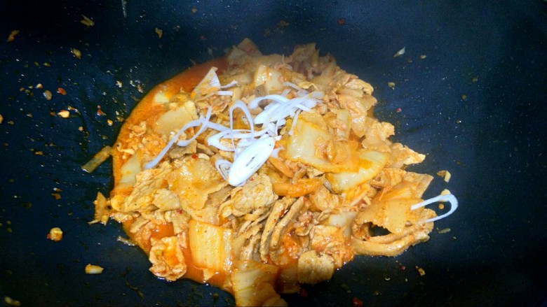 辣白菜五花肉,最后再次撒上葱花,加入适量盐调味即可。